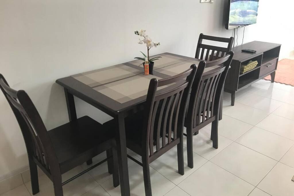 Homestaybaba Close To Ukm, Gmi, & More ! Каджанг Экстерьер фото